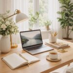 Bureau avec ordinateur pour l’audit et la mise en service d’une annonce Airbnb