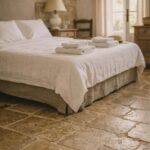 Chambre préparée avec linge propre pour l’arrivée des voyageurs